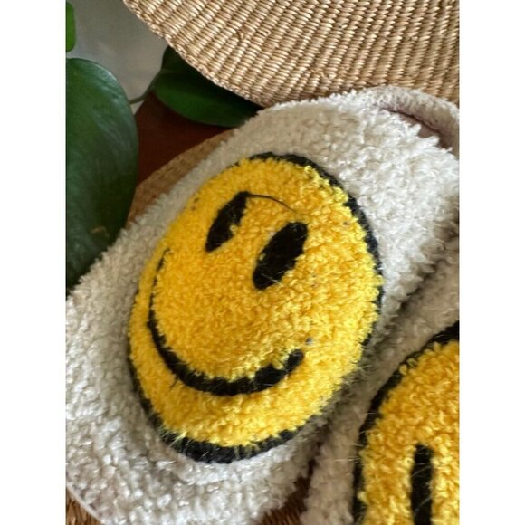 Smiley Face Adult men’s size 10 smiley slippers used - Picture 5 of 12